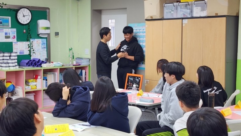 2ccff40ab8bcfc5f3c9ab5c693cebd4d_1703235